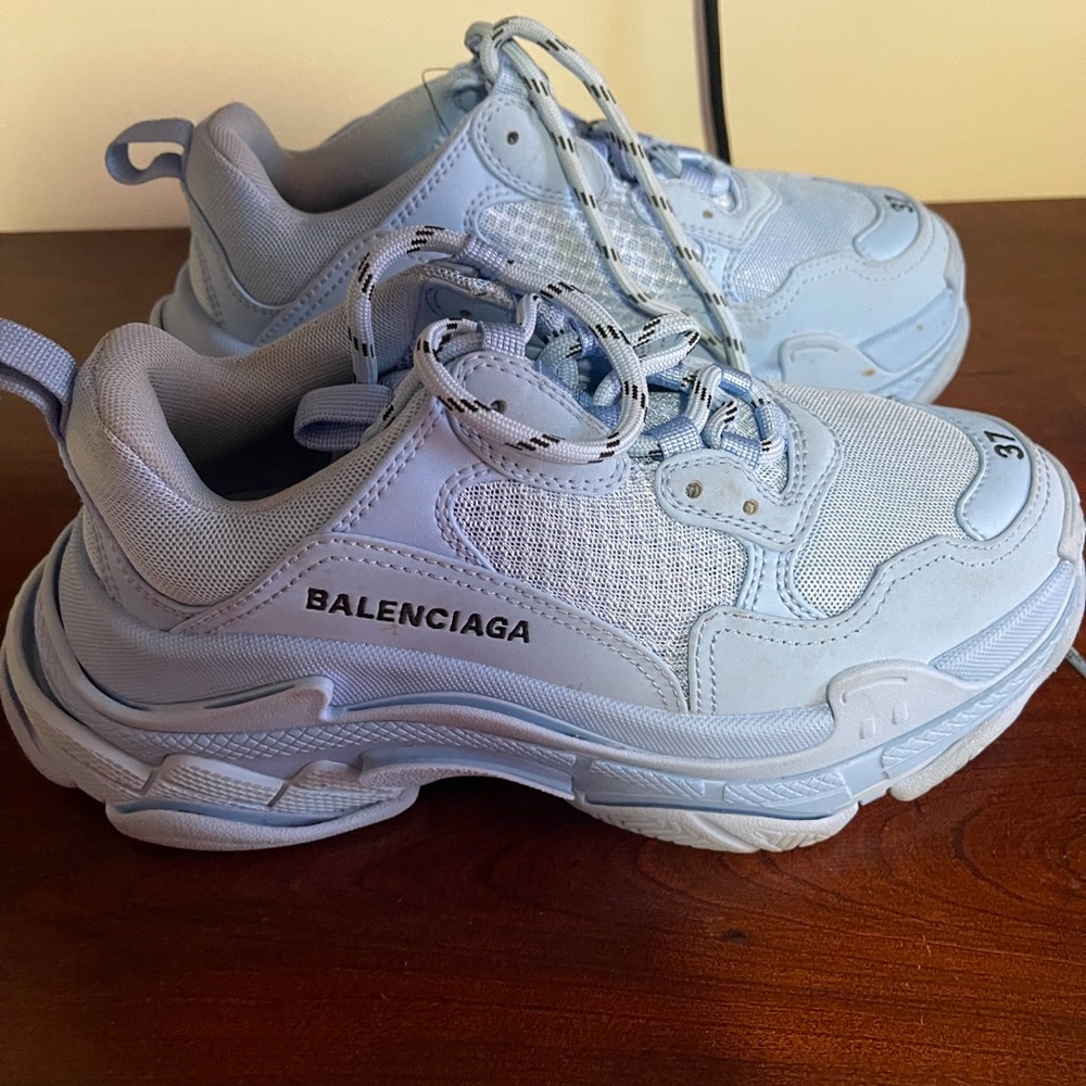 Trendy White Athletic Sneakers - Picture 3 of 4